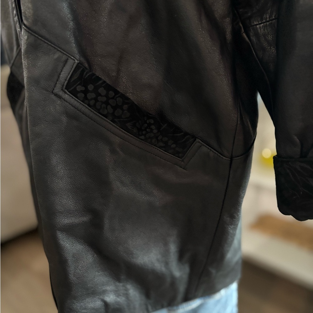 Fits and Wright big Chic Black Leather Coat - Picture 2 of 10
